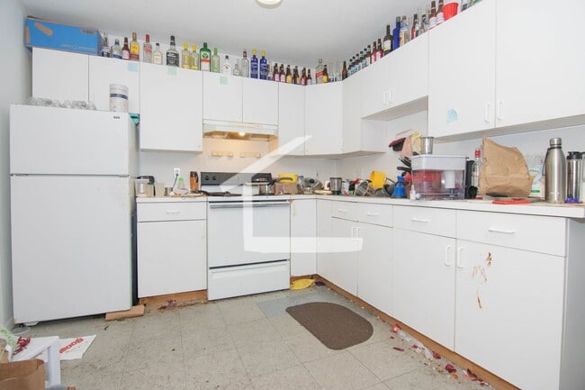 Building Photo - 2BR 1Bth unit. Heat/Hot Water included. Great location!