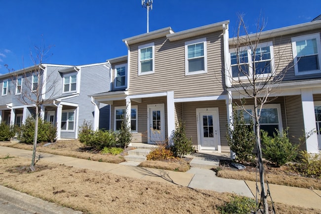 Building Photo - COMING SOON: 3BR Townhome • Full Kitchen • Garage + Driveway