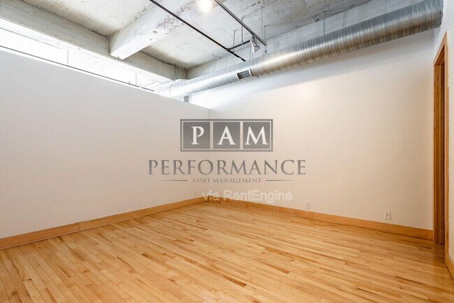 Photo - 239 E Chicago St Unidad 210