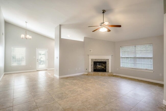 Photo - 349 Louise Cir