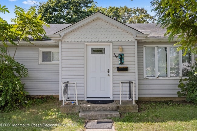 988 Woodgate Ave