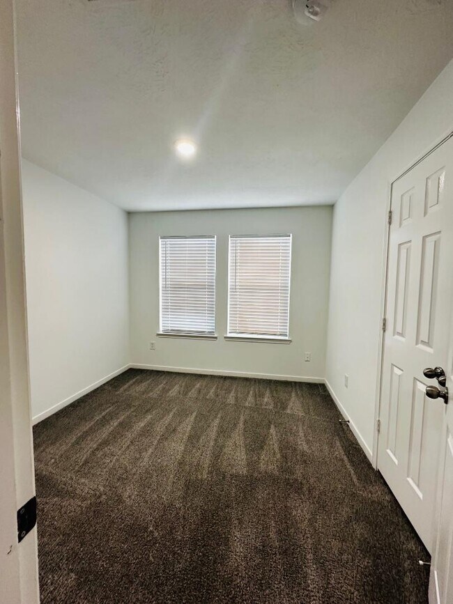 Building Photo - 6946 Paris St