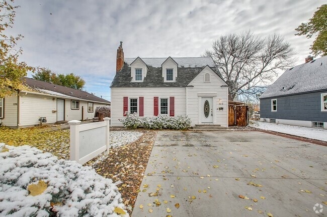 Building Photo - Charming 3-Bedroom Home with Spacious Base...