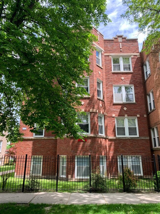 Photo - Albany Park - 2 Bed / 1 Bath - Laundry In-Unit w/ Central Heat Unit 4707-1S