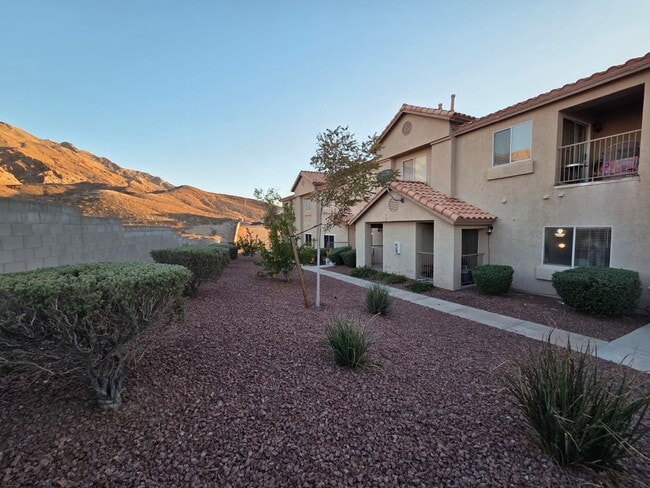 Building Photo - Charming Ground-Floor Condo with Mountain ...