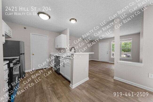 Building Photo - 2421 Hill St Unit 204