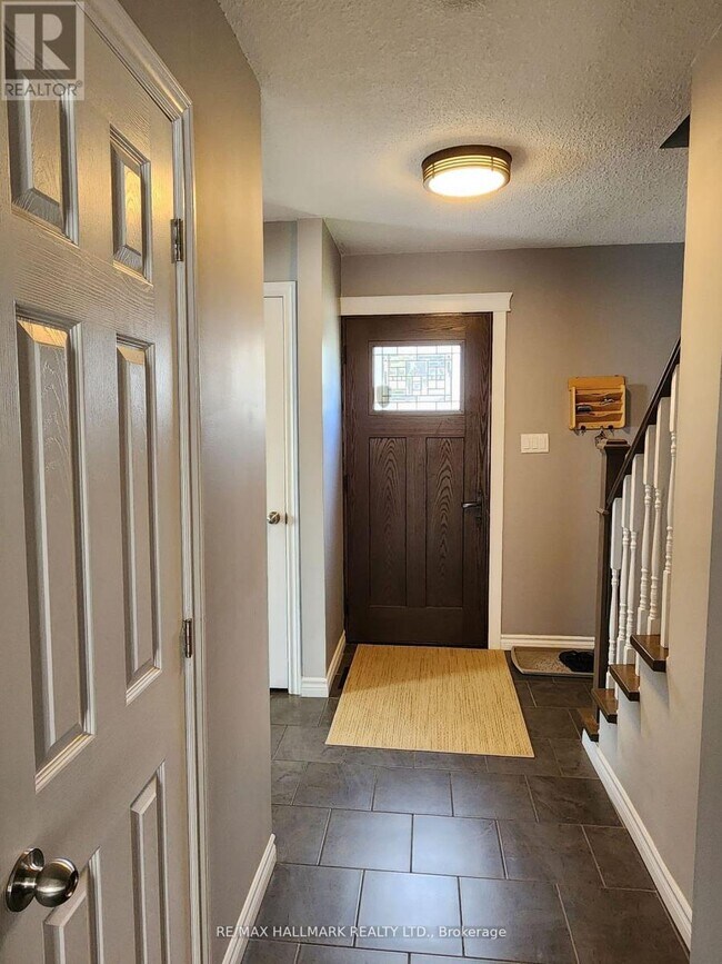 Photo - 587 Bon Echo Dr