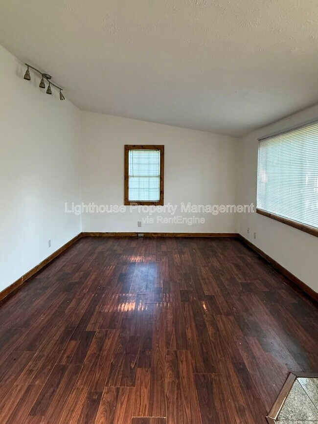 Photo - 8118 Howard St