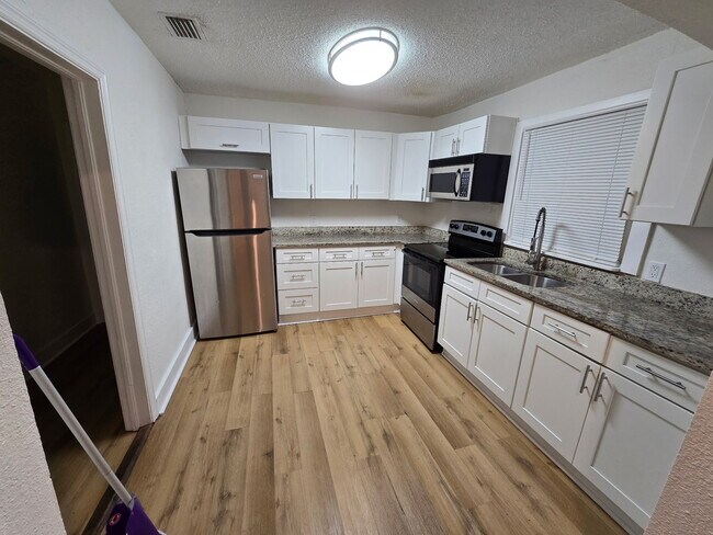 Photo - 1347 W 26th St