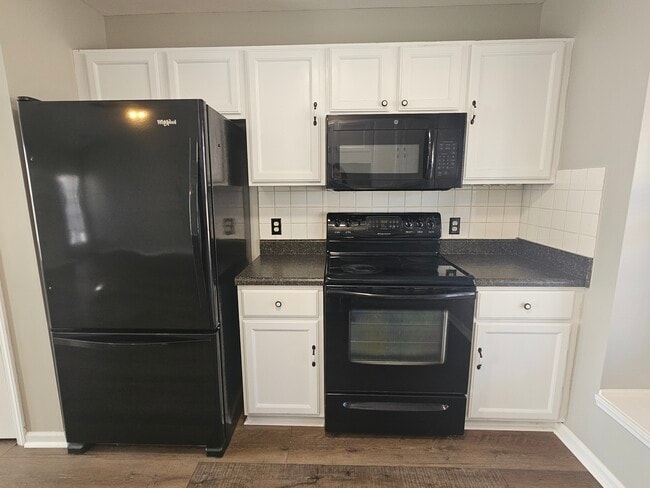 Photo - 210 Hepworth Way