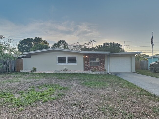 Building Photo - 1224 N Saturn Ave