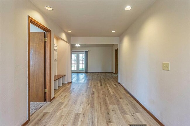 Photo - 904 Oakwood Dr