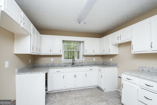 Photo - 606 Hamlet Ct SE