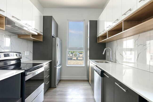 Building Photo - 9675 Av. Papineau Unit 502