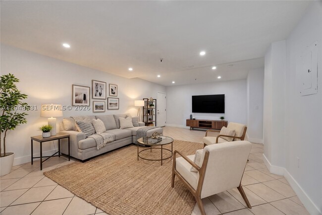 Building Photo - 2734 Bird 301 Unit 301