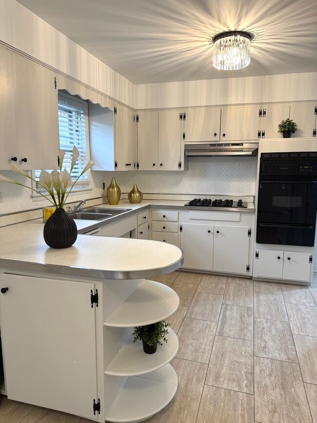 Photo - 2308 Oakton St