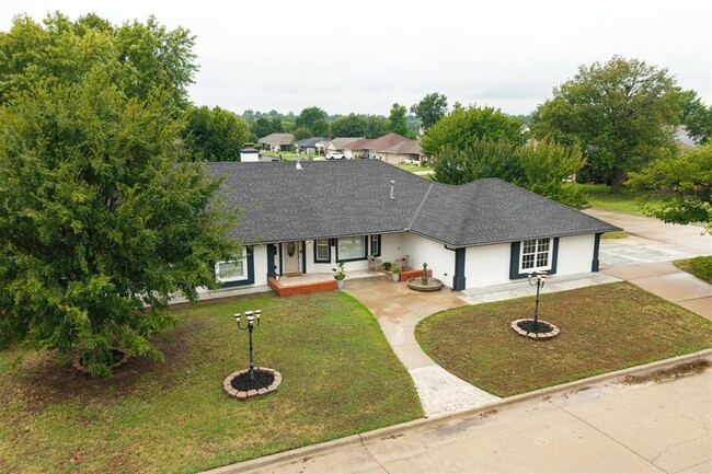 Building Photo - 9009 Lakeaire Dr Rental