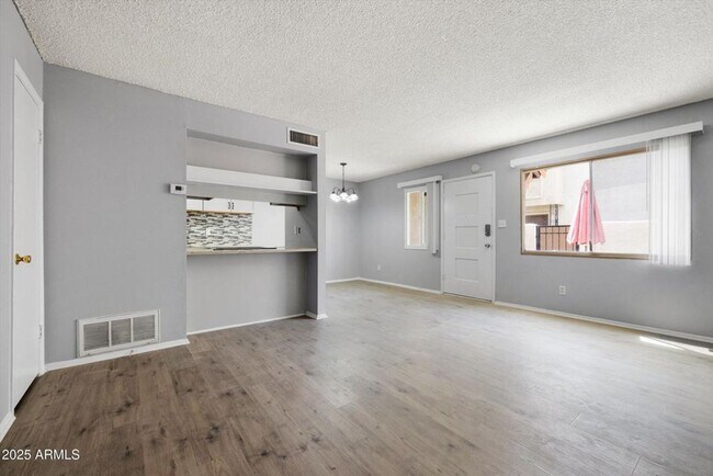 Building Photo - GORGEOUS Updated 2 bedroom Condo in Old To...