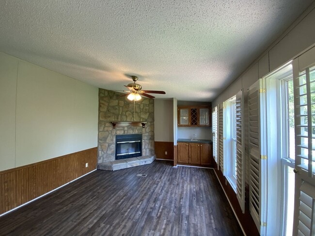 Building Photo - Four Bedroom In the Country