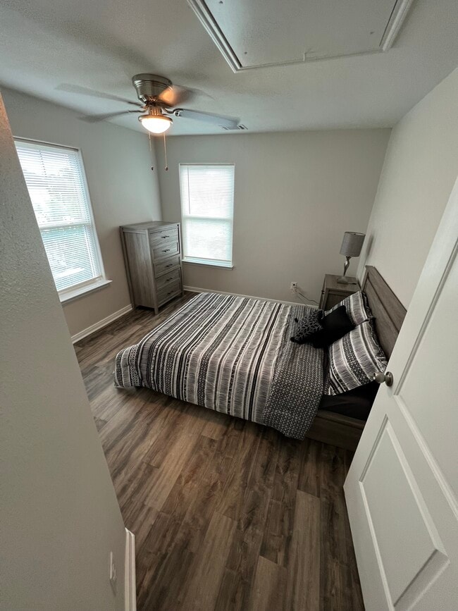 Dormitorio 2 - 110 N Burr St