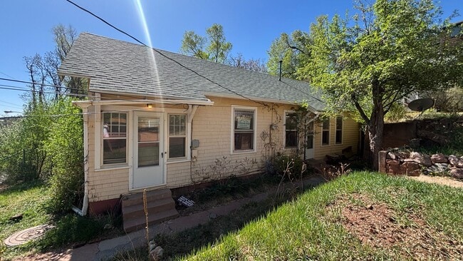 Building Photo - 825 Midland Ave