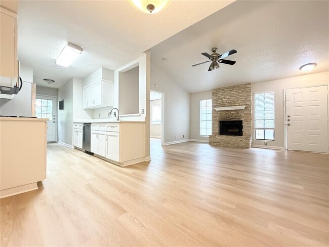Photo - 1915 Margalene Way