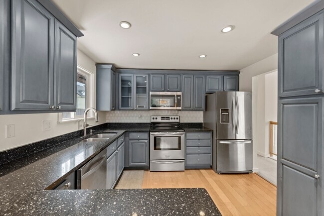 Photo - Beautiful 3 bed/2.5 bath Split Level Home – Close to Boeing & The Landing