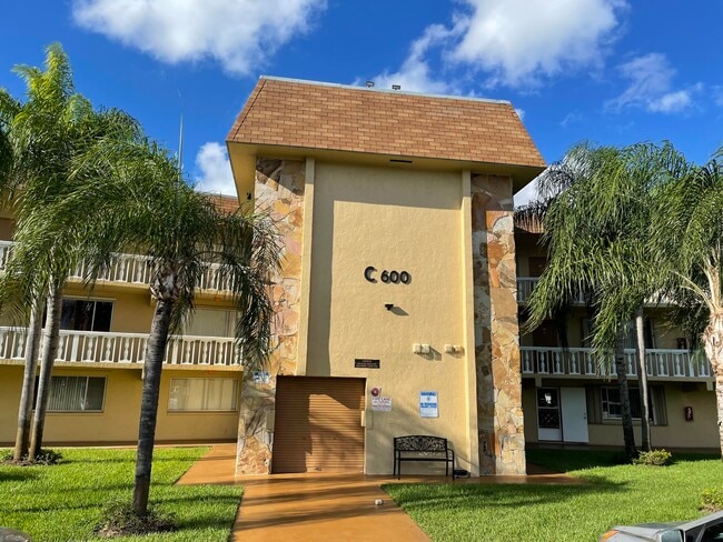 Building Photo - 600 Village Green Ct Unit 316 Rental