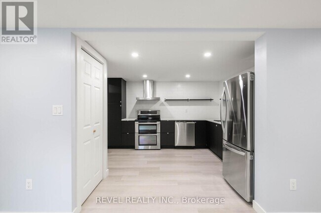 Photo - 215 Main St W