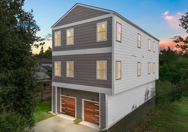 Building Photo - 955 Elkhart St