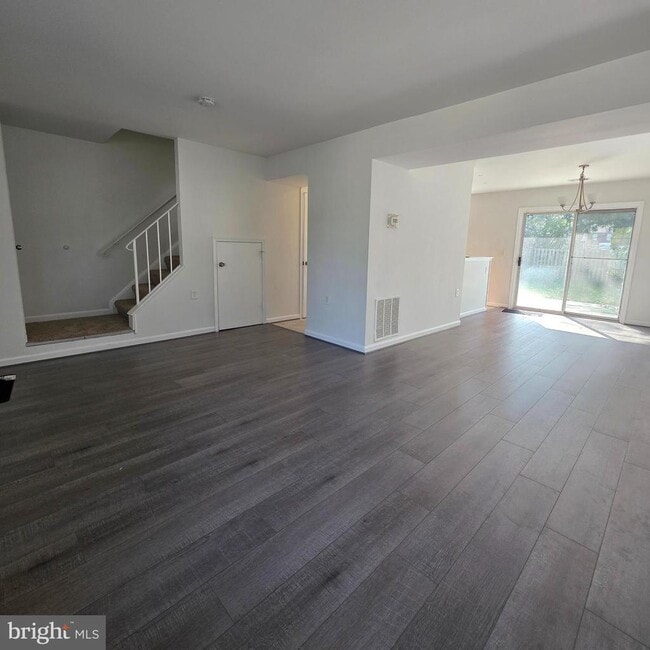 Photo - 404 Trefoil Pl