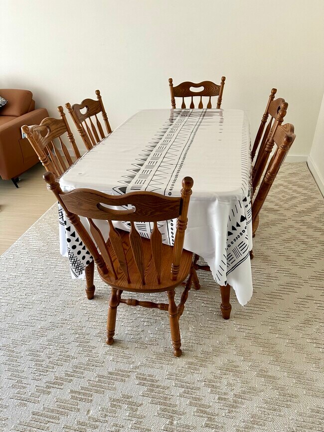 Dining room table seats 6. Has additional leaf. - 174 Hemingway Ct Unit 174