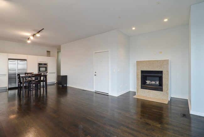 Photo - 2414 W Grenshaw St Unit 3W