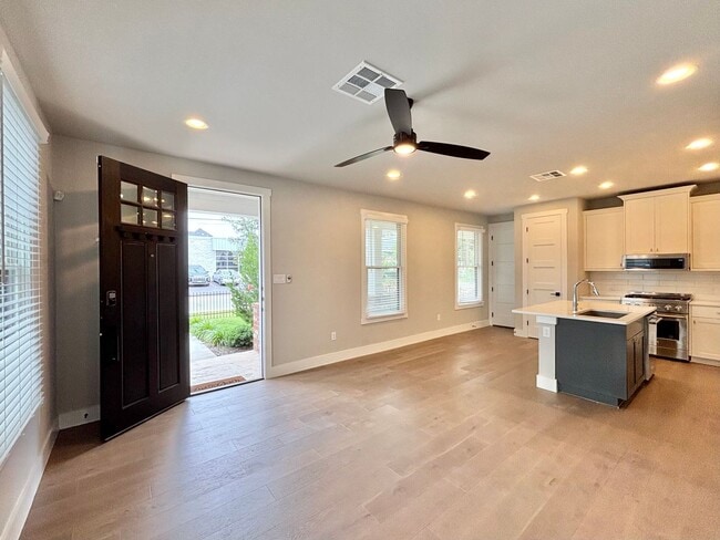 Photo - 311 E Evergreen-19 Unit 19