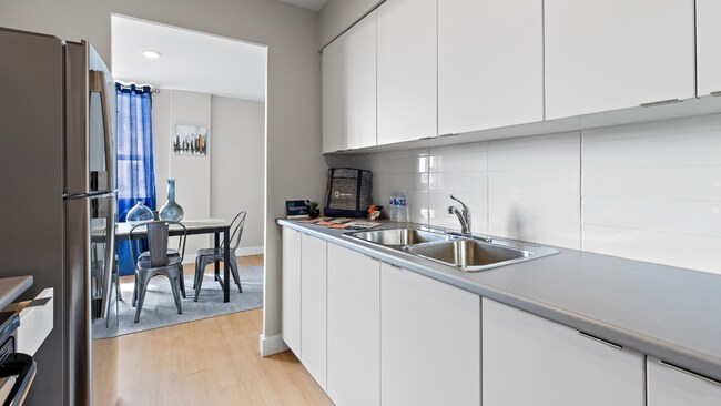 Photo - 1577 Lawrence Avenue West