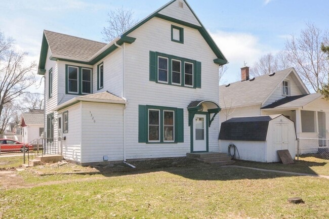 Building Photo - Gorgeous home on corner lot with fenced yard!