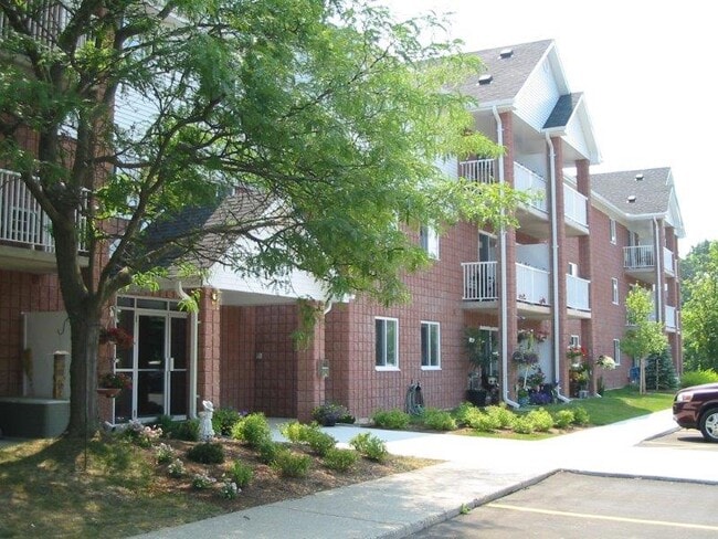 Building Photo - 175 Wellington St S