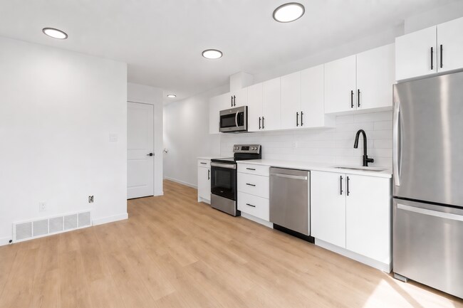 Photo - 12127-12193 93 St NW Unit GAR 12127