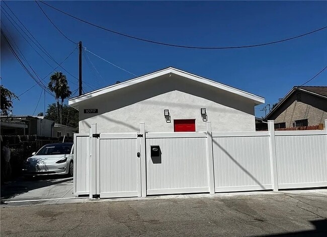 Building Photo - 10717 Amestoy Ave Rental