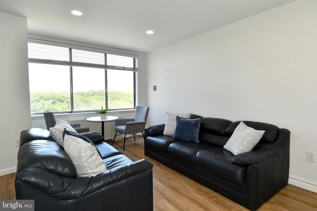 Building Photo - 10201 Grosvenor Pl Unit 1702