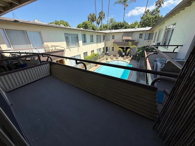1263 Hayworth Ave Unit 14