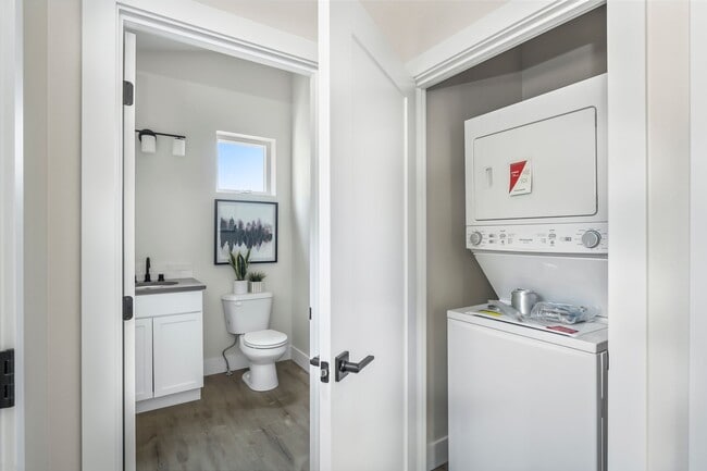 Photo - 2 Bed/1 Bath Duplex Apartment with Two Car... Unit 2