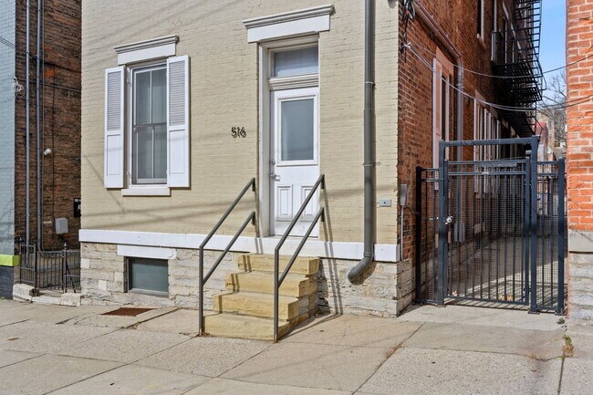 Building Photo - 516 E 13th St Unit 1