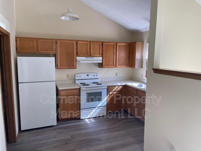 Photo - 807 Maple Ln