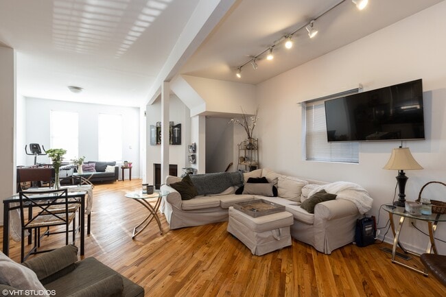 Photo - 2518 Ashland N Ave Unit 1R