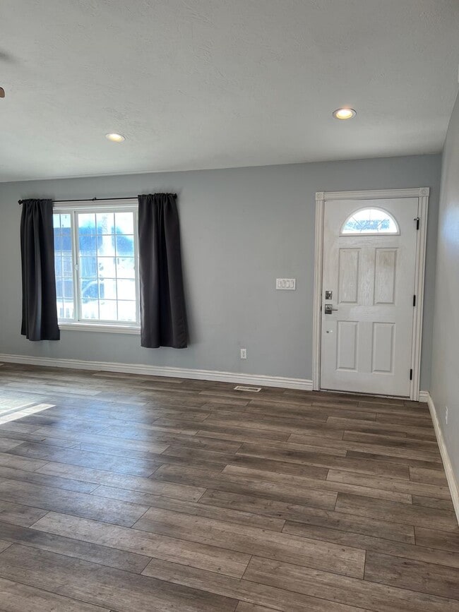 Photo - THIS IS A LEASE TAKEOVER - PLEASE CONTACT ...