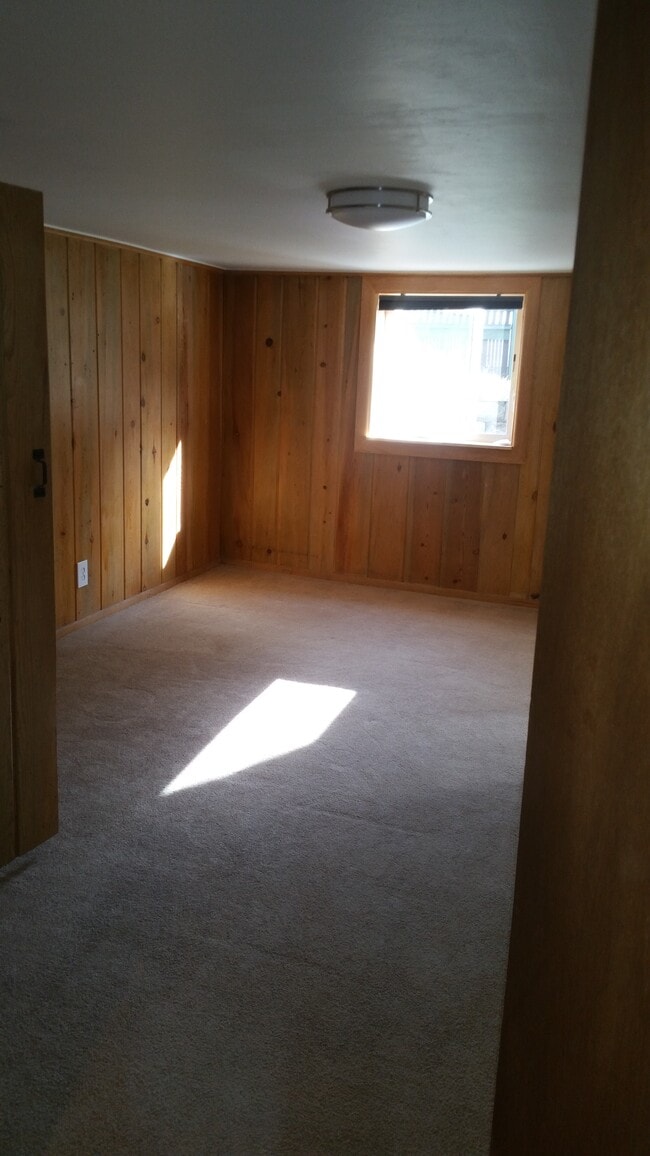 Bedroom w/Double Closet