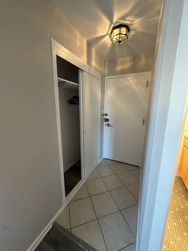 Photo - 3 Bed 1.5 Bath in Lakeview! Unit 1502