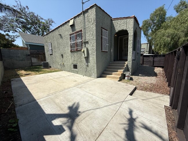 Building Photo - 413 Robinson St Rental