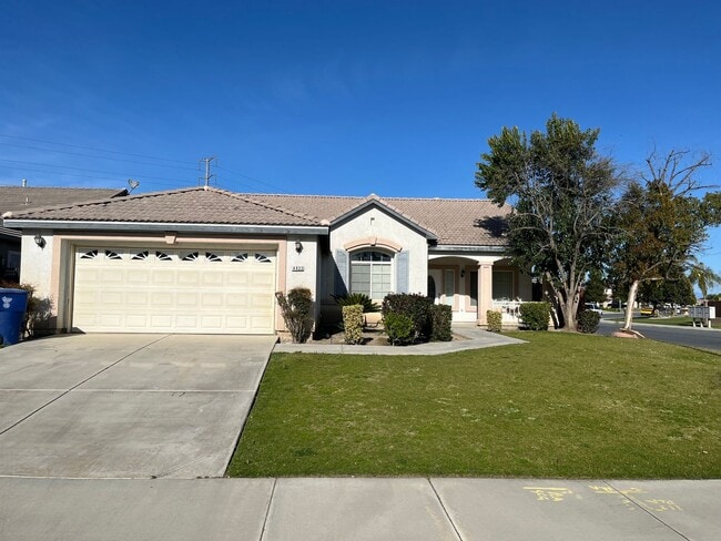 Building Photo - SW home with a pool!